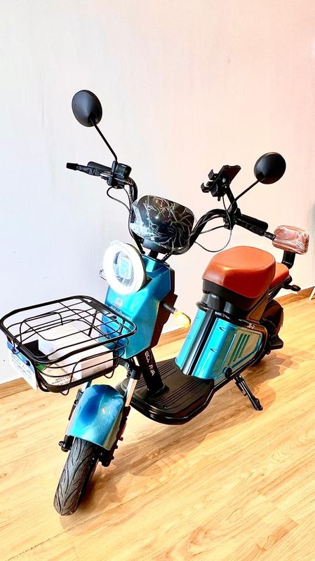 Moto elétrica Ecoviva JE2 azul na loja 2F Mobilidade
